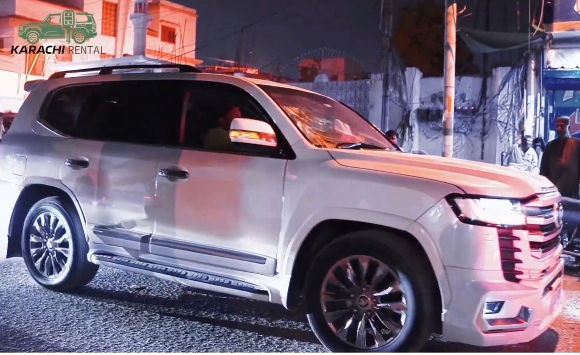 White Toyota Land Cruiser V8 luxury SUV for executive transfer and rent Land Cruiser Karachi