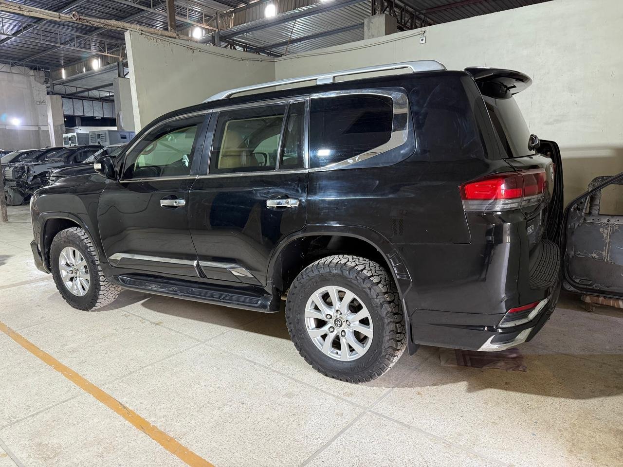 Family packing a premium passenger van from Karachi Rental Car for a weekend picnic trip in Karachi